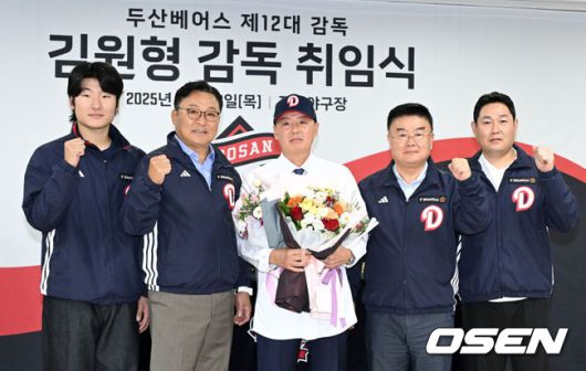 [OSEN=잠실, 이대선 기자] 23일 오후 서울 잠실야구장에서 두산 베어스 김원형 감독 취임식이 열렸다.계약 규모는 2+1년 최대 20억 원(계약금 5억, 연봉 각 5억 원)이다.김 감독은 23일취임식을 거쳐 29일부터 진행되는 일본 미야자키 마무리캠프로 향해 2025시즌을 복기하고 2026시즌 팀을 한 단계 업그레이드 시킬 수 있는 옥석가리기에 나설 예정이다.두산 곽빈, 고영섭 대표이사, 김원형 감독, 김태룡 단장, 양의지가 기념촬영을 하고 있다. 2025.10.23 /sunday@osen.co.kr