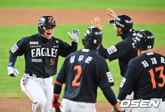 [OSEN=대구, 이석우 기자] 22일 대구 삼성라이온즈파크에서 2025 신한 SOL뱅크 KBO 플레이오프 삼성 라이온즈와 한화 이글스의 4차전 경기가 열렸다. 홈팀 삼성은 원태인이, 방문팀 한화는 정우주가 선발 투수로 출전했다.한화 이글스 문현빈이 5회초 2사 2,3루 우월 3점 홈런을 치고 환호하고 있다. 2025.10.22 / foto0307@osen.co.kr