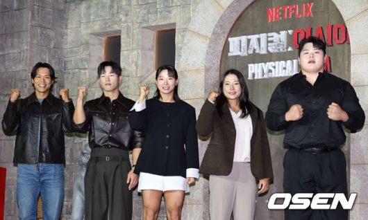 [OSEN=조은정 기자] 넷플릭스 '피지컬: 아시아' 제작발표회가 24일 오후 서울 강남구 웨스틴 서울 파르나스에서 열렸다.피지컬: 아시아는 한국, 일본, 태국, 몽골, 튀르키예, 인도네시아, 호주, 필리핀 등 8개국이 국기를 걸고 펼치는 피지컬 전쟁이다.아모띠, 윤성빈, 장은실, 최승연, 김민재가 포즈를 취하고 있다. 2025.10.24 /cej@osen.co.kr