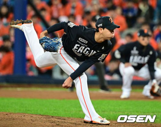 [OSEN=대구, 조은정 기자]22일 대구 삼성라이온즈파크에서 2025 신한 SOL Bank KBO리그 포스트시즌 플레이오프 4차전 삼성 라이온즈와 한화 이글스의 경기가 열렸다.홈팀 삼성은 원태인, 방문팀 한화는 정우주를 선발로 내세웠다.6회말 한화 황준서가 역투를 하고 있다. 2025.10.22 /cej@osen.co.kr