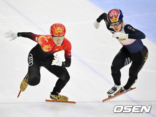 [OSEN=민경훈 기자] 12일 서울 목동 아이스링크에서 '2023 KB금융 국제빙상경기연맹(ISU) 쇼트트랙 세계선수권대회' 본선 경기가 진행됐다.남자 1000m 준준결승에서 한국 박지원과 중국 린샤오쥔(한국명 임효준)이 달려나오고 있다. 2023.03.12 / rumi@osen.co.kr