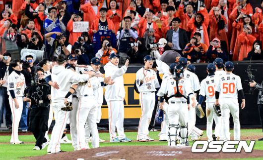 [OSEN=대전, 최규한 기자] 프로야구 한화 이글스가 24일 대전 한화생명볼파크에서 열린 2025 신한 SOL뱅크 KBO 플레이오프(5전 3선승제) 삼성 라이온즈와의 5차전에서 11-2 완승을 거뒀다.정규시즌 2위에 올라 플레이오프에 직행한 한화는 시리즈 전적 3승 2패로 한국시리즈행 티켓을 거머쥐었다. 2006년 이후 19년 만에 한국시리즈 진출이다. 반면 NC 다이노스와 와일드카드 결정전(1승 1패), SSG 랜더스와 준플레이오프(3승 1패)를 거쳐 플레이오프에 오른 4위 삼성은 투혼의 명승부에도 2년 연속 한국시리즈 진출이 좌절됐다.경기를 마치고 승리한 한화 선수들이 기뻐하고 있다. 2025.10.24 / dreamer@osen.co.kr