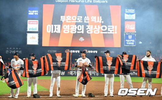 [OSEN=대전, 이대선 기자] 한국시리즈에 진출한 한화 선수들이 관중석을 향해 인사를 하고 있다. 2025.10.24 /sunday@osen.co.kr