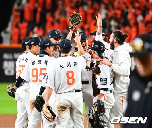 [OSEN=대전, 지형준 기자] 한국시리즈 진출을 확정한 한화 선수들이 승리를 기뻐하고 있다. 2025.10.24 /jpnews@osen.co.kr