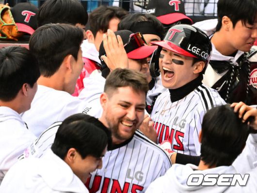 [OSEN=잠실, 지형준 기자] 26일 오후 서울 잠실야구장에서 2025 신한 SOL Bank KBO리그 포스트시즌 한국시리즈 1차전 LG 트윈스와 한화 이글스의 경기가 열렸다.LG는 앤더스 톨허스트, 한화는 문동주를 선발 투수로 내세웠다.5회초 무사에서LG 박해민이 좌월 솔로포를 날리고 동료선수들과 기뻐하고 있다. 2025.10.26 /jpnews@osen.co.kr