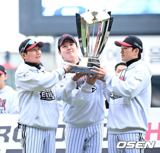 [OSEN=잠실, 이대선 기자] 26일 오후 서울 잠실야구장에서 2025 신한 SOL Bank KBO리그 포스트시즌 한국시리즈 1차전 LG 트윈스와 한화 이글스의 경기가 열렸다.LG는 앤더스 톨허스트, 한화는 문동주를 선발 투수로 내세웠다.경기에 앞서 LG 트윈스의 정규 시즌 우승 기념 행사가 열렸다. LG 염경엽 감독, 임찬규, 박해민이 트로피를 들고 포즈를 취하고 있다.2025.10.26 /sunday@osen.co.kr