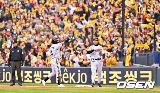 [OSEN=잠실, 박준형 기자] 26일 오후 서울 잠실야구장에서 2025 신한 SOL Bank KBO리그 포스트시즌 한국시리즈 1차전 LG 트윈스와 한화 이글스의 경기가 열렸다.LG는 앤더스 톨허스트, 한화는 문동주를 선발 투수로 내세웠다.6회말 1사 만루 LG 신민재가 2타점 적시타를 날리고 세리머니를 하고 있다.   2025.10.26 / soul1014@osen.co.kr