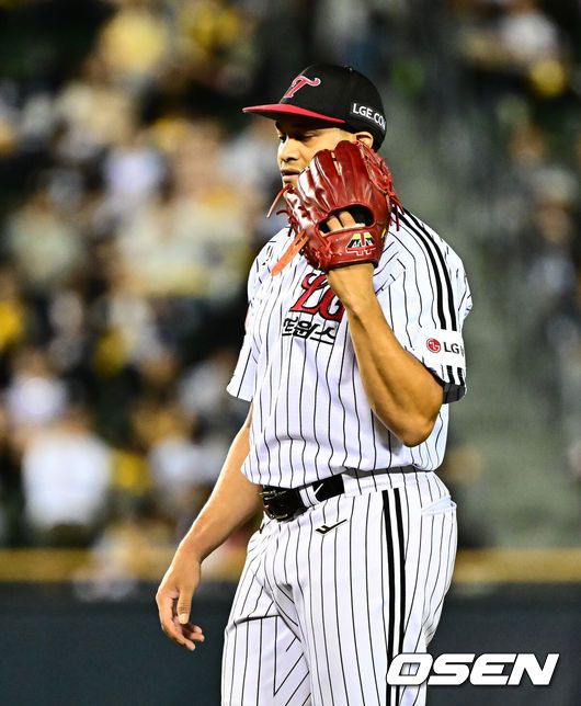 [OSEN=잠실, 지형준 기자] 1일 서울 잠실구장에서 ‘2025 신한 SOL Bank KBO리그’ LG 트윈스와 NC 다이노스의 경기가 열렸다.LG는 우승 매직넘버 ‘1’을 남겨두고 있다. 시즌 마지막 경기에서 우승 샴페인을 터뜨릴 수 있다.NC는 전날 KT에 9-4 승리를 거두며 5위로 올라섰다. 6위 KT에 승차없이 승률에 앞선 5위다.3회초 1사 3루에서 LG 치리노스가 NC 최원준에 동점 1타점 우전 적시타를 허용하며 아쉬워하고 있다. 2025.10.01 /jpnews@osen.co.kr