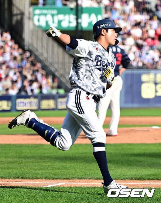 [OSEN=잠실, 지형준 기자] 6일 오후 서울 잠실구장에서 ‘2025 신한 SOL Bank KBO리그’ 두산 베어스와 롯데 자이언츠의 경기가 열렸다.이날 두산은 잭로그, 롯데는 나균안을 선발로 내세웠다.2회말 1사에서 두산 김대한이 롯데 나균안을 상대로 좌월 솔로포를 날리며 기뻐하고 있다. 2025.06.06 /jpnews@osen.co.kr