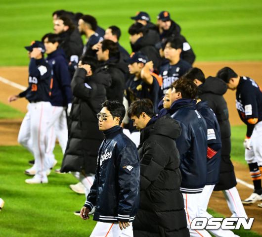 [OSEN=잠실, 지형준 기자] 쌍둥이군단이 19년 만에 한국시리즈 마운드에 오른 류현진을 넘어 시리즈 2연승을 질주했다.프로야구 LG 트윈스는 27일 서울 잠실구장에서 열린 2025 신한 SOL뱅크 KBO 한국시리즈(7전 4선승제) 한화 이글스와의 2차전에서 13-5 역전승을 거뒀다.역대 한국시리즈 1~2차전 2연승은 총 21차례 있었고, 그 중 19번 우승을 차지했다. 우승 확률 90.5%. 정규시즌 1위팀이 한국시리즈 1~2차전 2연승을 한 경우는 13번으로 100%(13/13) 우승 트로피를 들어올렸다.경기를 마치고 한화 선수들이 패배를 아쉬워하고 있다. 2025.10.27 /jpnews@osen.co.kr