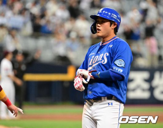 [OSEN=고척, 최규한 기자] 19일 오후 서울 고척스카이돔에서 ‘2023 신한은행 SOL KBO리그’ 키움 히어로즈와 삼성 라이온즈의 경기가 열렸다.연장 11회초 1사 1루 상황 삼성 공민규가 안타를 날리고 1루에 안착해 장비를 벗고 있다. 2023.04.19 / dreamer@osen.co.kr