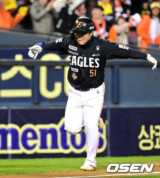 [OSEN=잠실, 이대선 기자] 27일 오후 서울 잠실야구장에서 2025 신한 SOL Bank KBO리그 포스트시즌 한국시리즈 2차전 LG 트윈스와 한화 이글스의 경기가 열렸다.LG는 임찬규, 한화는 류현진을 선발 투수로 내세웠다.1회초 1사 1루에서 한화 문현빈이 우월 투런 홈런을 치고 환호하고 있다. 2025.10.27 /sunday@osen.co.kr