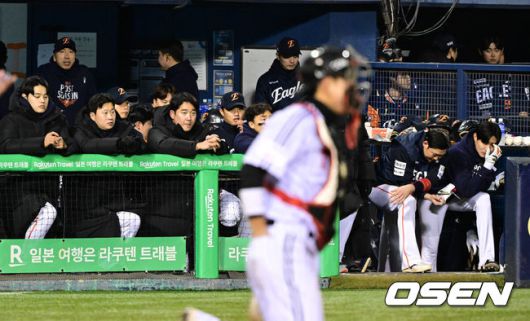 [OSEN=잠실, 이대선 기자] 쌍둥이군단이 19년 만에 한국시리즈 마운드에 오른 류현진을 넘어 시리즈 2연승을 질주했다. 프로야구 LG 트윈스는 27일 서울 잠실구장에서 열린 2025 신한 SOL뱅크 KBO 한국시리즈(7전 4선승제) 한화 이글스와의 2차전에서 13-5 역전승을 거뒀다.9회초 한화 선수들이 더그아웃에서 경기를 바라보고 있다. 2025.10.27 /sunday@osen.co.kr