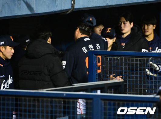 [OSEN=잠실, 지형준 기자] 27일 오후 서울 잠실야구장에서 2025 신한 SOL Bank KBO리그 포스트시즌 한국시리즈 2차전 LG 트윈스와 한화 이글스의 경기가 열렸다.LG는 임찬규, 한화는 류현진을 선발 투수로 내세웠다.2회 5실점으로 역전을 허용한 한화 류현진이 수비를 마치고 아쉬워하고 있다. 2025.10.27 /jpnews@osen.co.kr