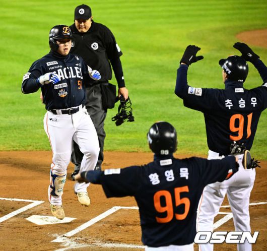 [OSEN=잠실, 지형준 기자] 27일 오후 서울 잠실야구장에서 2025 신한 SOL Bank KBO리그 포스트시즌 한국시리즈 2차전 LG 트윈스와 한화 이글스의 경기가 열렸다.LG는 임찬규, 한화는 류현진을 선발 투수로 내세웠다.1회초 1사 1루에서 한화 문현빈이 선제 우월 투런포를 날리며 홈을 밟고 있다. 2025.10.27 /jpnews@osen.co.kr