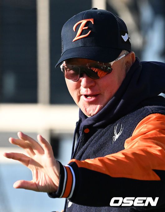 [OSEN=잠실, 이대선 기자] 27일 오후 서울 잠실야구장에서 2025 신한 SOL Bank KBO리그 포스트시즌 한국시리즈 1차전 LG 트윈스와 한화 이글스의 경기가 열렸다.LG는 임찬규, 한화는 류현진을 선발 투수로 내세웠다.경기에 앞서 한화 김경문 감독이 선수들에게 인사를 하고 있다. 2025.10.27 /sunday@osen.co.kr