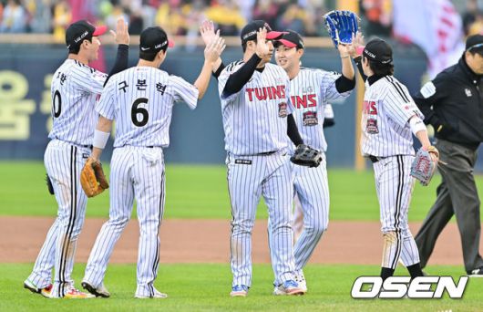 [OSEN=잠실, 박준형 기자] 경기 종료 후 LG 선수들이 승리의 기쁨을 나누고 있다.   2025.10.26 / soul1014@osen.co.kr