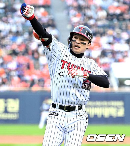 [OSEN=잠실, 이대선 기자] 26일 오후 서울 잠실야구장에서 2025 신한 SOL Bank KBO리그 포스트시즌 한국시리즈 1차전 LG 트윈스와 한화 이글스의 경기가 열렸다.LG는 앤더스 톨허스트, 한화는 문동주를 선발 투수로 내세웠다.5회말 무사에서 LG 박해민이 우월 솔로 홈런을 치고 환호하고 있다. 2025.10.26 /sunday@osen.co.kr