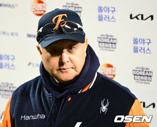 [OSEN=잠실, 지형준 기자] 쌍둥이군단이 19년 만에 한국시리즈 마운드에 오른 류현진을 넘어 시리즈 2연승을 질주했다.프로야구 LG 트윈스는 27일 서울 잠실구장에서 열린 2025 신한 SOL뱅크 KBO 한국시리즈(7전 4선승제) 한화 이글스와의 2차전에서 13-5 역전승을 거뒀다.역대 한국시리즈 1~2차전 2연승은 총 21차례 있었고, 그 중 19번 우승을 차지했다. 우승 확률 90.5%. 정규시즌 1위팀이 한국시리즈 1~2차전 2연승을 한 경우는 13번으로 100%(13/13) 우승 트로피를 들어올렸다.경기를 마치고 한화 김경문 감독이 인터뷰를 하고 있다. 2025.10.27 /jpnews@osen.co.kr