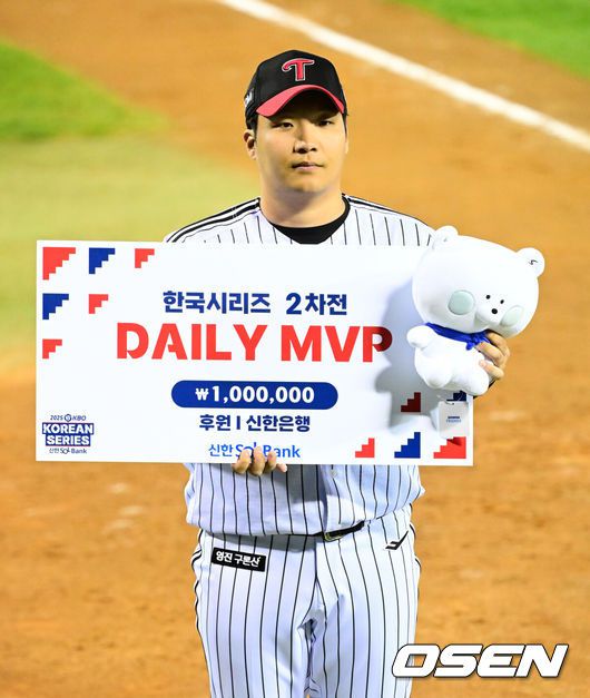 [OSEN=잠실, 지형준 기자] 쌍둥이군단이 19년 만에 한국시리즈 마운드에 오른 류현진을 넘어 시리즈 2연승을 질주했다.프로야구 LG 트윈스는 27일 서울 잠실구장에서 열린 2025 신한 SOL뱅크 KBO 한국시리즈(7전 4선승제) 한화 이글스와의 2차전에서 13-5 역전승을 거뒀다.역대 한국시리즈 1~2차전 2연승은 총 21차례 있었고, 그 중 19번 우승을 차지했다. 우승 확률 90.5%. 정규시즌 1위팀이 한국시리즈 1~2차전 2연승을 한 경우는 13번으로 100%(13/13) 우승 트로피를 들어올렸다.LG 문보경이 한국시리즈 2차전 MVP에 선정되며 포즈를 취하고 있다. 2025.10.27 /jpnews@osen.co.kr