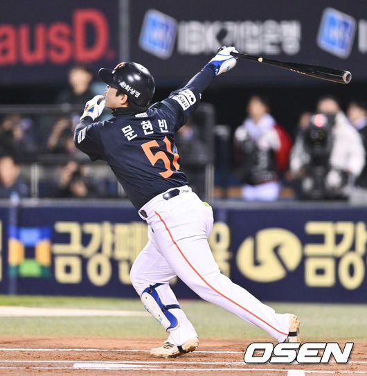 [OSEN=잠실, 박준형 기자] 27일 오후 서울 잠실야구장에서 2025 신한 SOL Bank KBO리그 포스트시즌 한국시리즈 2차전 LG 트윈스와 한화 이글스의 경기가 열렸다.LG는 임찬규, 한화는 류현진을 선발 투수로 내세웠다.1회초 1사 1루 한화 문현빈이 선취 2점 홈런을 날리고 있다  2025.10.27 / soul1014@osen.co.kr