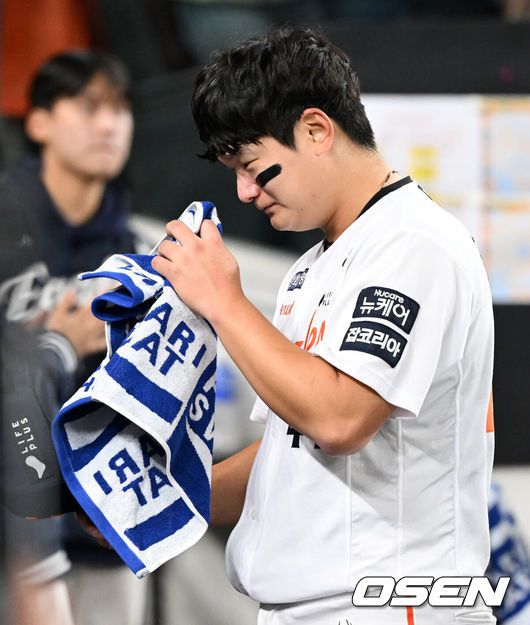 [OSEN=대전, 이대선 기자] 프로야구 한화 이글스가 극적인 역전승으로 반격에 성공했다.한화는 29일 대전 한화생명볼파크에서 열린 2025 신한 SOL뱅크 KBO 한국시리즈 3차전 LG 트윈스와의 경기에서 7-3 역전승을 거뒀다. 1차전과 2차전을 모두 내준 한화는 이날 승리로 시리즈 전적 1승 2패 추격을 시작했다.경기 종료 후 한화 김서현이 더그아웃에서 눈물을 흘리고 있다. 2025.10.29 /sunday@osen.co.kr