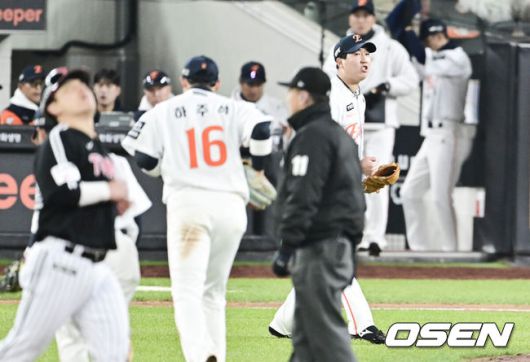 [OSEN=대전, 박준형 기자] 29일 대전시 중구 부사동 대전한화생명볼파크에서 2025 신한 SOL Bank KBO리그 포스트시즌 한국시리즈 3차전 한화 이글스와 LG 트윈스의 경기가 진행됐다.이날 경기에 한화는 폰세를, LG는 손주영을 선발투수로 내세웠다. 7회초 실점 위기 넘긴 한화 박상원이 환호하고 있다. 2025.10.29 / soul1014@osen.co.kr