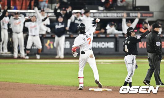 [OSEN=대전, 박준형 기자] 29일 대전시 중구 부사동 대전한화생명볼파크에서 2025 신한 SOL Bank KBO리그 포스트시즌 한국시리즈 3차전 한화 이글스와 LG 트윈스의 경기가 진행됐다.이날 경기에 한화는 폰세를, LG는 손주영을 선발투수로 내세웠다. 8회말 2사 만루 한화 심우준이 역전 2타점 적시 2루타를 날린뒤 환호하고 있다  2025.10.29 / soul1014@osen.co.kr