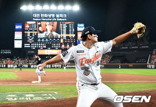 [OSEN=대전, 이대선 기자] 30일 대전 한화생명볼파크에서 2025 신한 SOL Bank KBO리그 포스트시즌 한국시리즈 4차전 한화 이글스와 LG 트윈스의 경기가 열렸다.이날 경기에 한화는 와이스를, LG는 치리노스를 선발투수로 내세웠다. 8회말 한화 김서현이 연습 투구를 하고 있다. 2025.10.30 /sunday@osen.co.kr