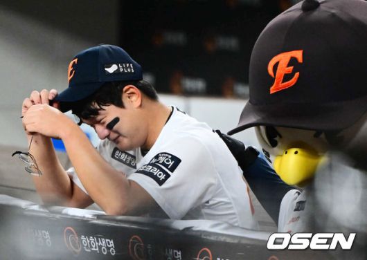 [OSEN=대전, 지형준 기자] 프로야구 한화 이글스가 극적인 역전승으로 반격에 성공했다.한화는 29일 대전 한화생명볼파크에서 열린 2025 신한 SOL뱅크 KBO 한국시리즈 3차전 LG 트윈스와의 경기에서 7-3 역전승을 거뒀다. 1차전과 2차전을 모두 내준 한화는 이날 승리로 시리즈 전적 1승 2패 추격을 시작했다.경기를 마치고 한화 김서현이 더그아웃에서 눈물을 흘리고 있다. 2025.10.29 /jpnews@osen.co.kr