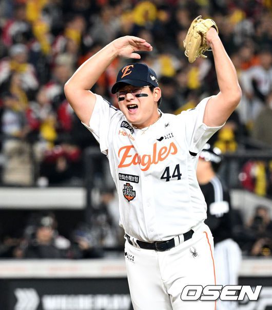 [OSEN=대전, 이대선 기자] 30일 대전 한화생명볼파크에서 2025 신한 SOL Bank KBO리그 포스트시즌 한국시리즈 4차전 한화 이글스와 LG 트윈스의 경기가 열렸다.이날 경기에 한화는 와이스를, LG는 치리노스를 선발투수로 내세웠다. 8회초 2사 1,2루에서 한화 김서현이 LG 오스틴을 플라이로 처리하고 환호하고 있다. 2025.10.30 /sunday@osen.co.kr