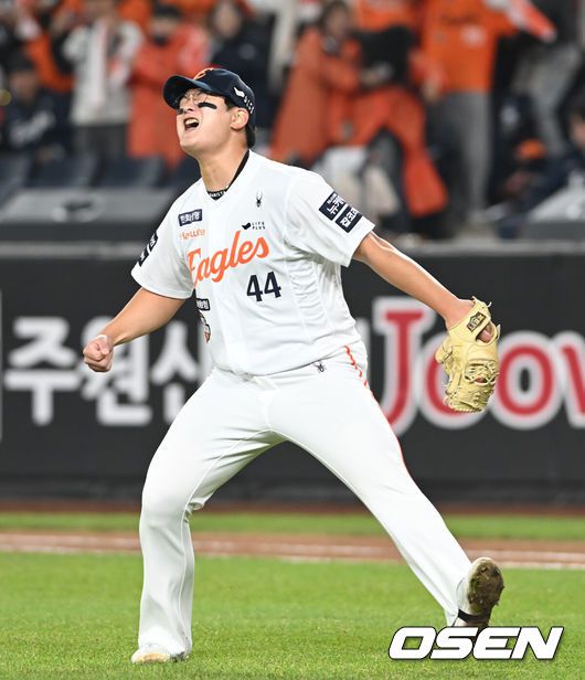 [OSEN=대전, 손용호 기자] 프로야구 한화 이글스가 극적인 역전승으로 반격에 성공했다.한화는 29일 대전 한화생명볼파크에서 열린 2025 신한 SOL뱅크 KBO 한국시리즈 3차전 LG 트윈스와의 경기에서 7-3 역전승을 거뒀다. 1차전과 2차전을 모두 내준 한화는 이날 승리로 시리즈 전적 1승 2패 추격을 시작했다.경기를 마치고 한화 김서현이 승리를 기뻐하고 있다.  2025.10.29 /spjj@osen.co.kr