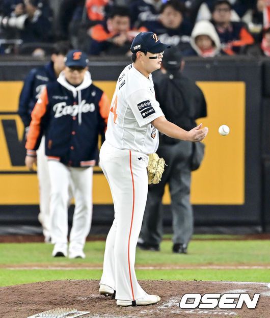 [OSEN=대전, 박준형 기자] 30일 대전 한화생명볼파크에서 2025 신한 SOL Bank KBO리그 포스트시즌 한국시리즈 4차전 한화 이글스와 LG 트윈스의 경기가 열렸다.이날 경기에 한화는 와이스를, LG는 치리노스를 선발투수로 내세웠다. 9회초 무사 1루 LG 박동원이 2점 홈런을 날리고 베이스를 돌고 있다. 2025.10.30 / soul1014@osen.co.kr
