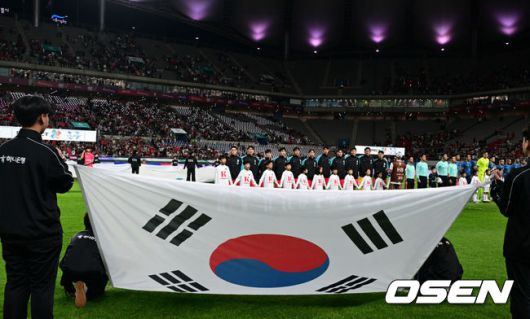 [OSEN=서울월드컵경기장, 조은정 기자]홍명보 감독이 이끄는 대한민국 대표팀과 파라과이의 A매치 평가전이 14일 오후 서울월드컵경기장에서 열렸다.'남미 강호' 파라과이는 지난 10일 일본 원정에서 2-2 무승부를 거두고 온 팀이다. 이번 경기는 홍명보호의 2026 북중미 월드컵 포트 배정을 두고도 중요한 일전이다.현재 한국은 오스트리아, 호주, 에콰도르와 치열한포트 2 막차 경쟁을 벌이고 있다.대한민국이 애국가를 제창하고 있다. 2025.10.14 /cej@osen.co.kr