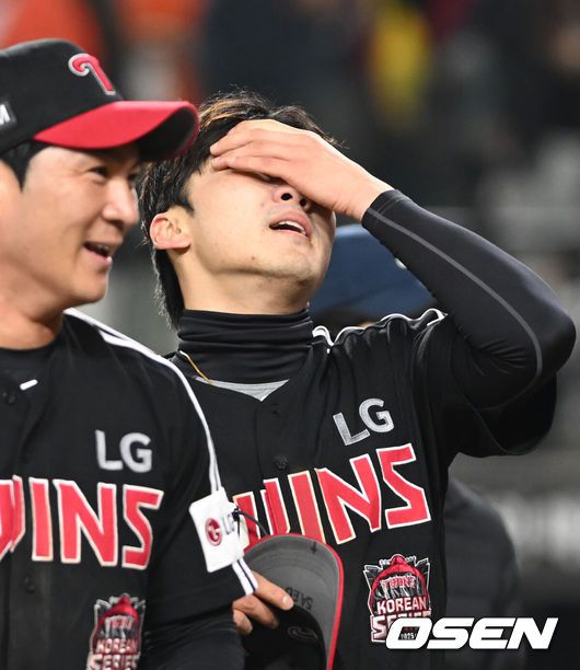 [OSEN=대전, 손용호 기자] 30일 대전 한화생명볼파크에서 2025 신한 SOL Bank KBO리그 포스트시즌 한국시리즈 4차전, LG는 9회 박동원의 투런 홈런과 김현수의 역전 2타점 안타를 내세워 한화에 7-4로 대역전극을 만들어냈다.LG 박해민이 눈물을 흘리고  있다.  2025.10.30/spjj@osen.co.kr