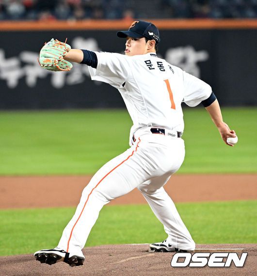 [OSEN=대전, 이대선 기자] 31일 대전 한화생명볼파크에서 2025 신한 SOL Bank KBO리그 포스트시즌 한국시리즈 5차전 한화 이글스와 LG 트윈스의 경기가 열렸다.이날 경기에 한화는 문동주를, LG는 톨허스트를 선발투수로 내세웠다. 1회초 무사에서 한화 선발투수 문동주가 역투하고 있다. 2025.10.31 /sunday@osen.co.kr