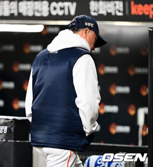 [OSEN=대전, 지형준 기자] 프로야구 LG 트윈스가 9회에만 6점을 올리는 극적인 역전승을 거두고 한국시리즈 승기를 잡았다.LG는 30일 대전 한화생명볼파크에서 열린 2025 신한 SOL뱅크 KBO 한국시리즈 4차전 한화 이글스와의 경기에서 7-4로 승리했다. 이날 승리로 LG는 시리즈 전적 3승 1패를 선점했다. 역대 한국시리즈에서 3승 1패를 선점한 팀이 우승한 확률은 94.4%(17/18)다. LG의 한국시리즈 우승까지는 단 1승이 남았다.한화 김경문 감독이 인터뷰를 마친 뒤  그라운드를 나서고 있다. 2025.10.30 /jpnews@osen.co.kr