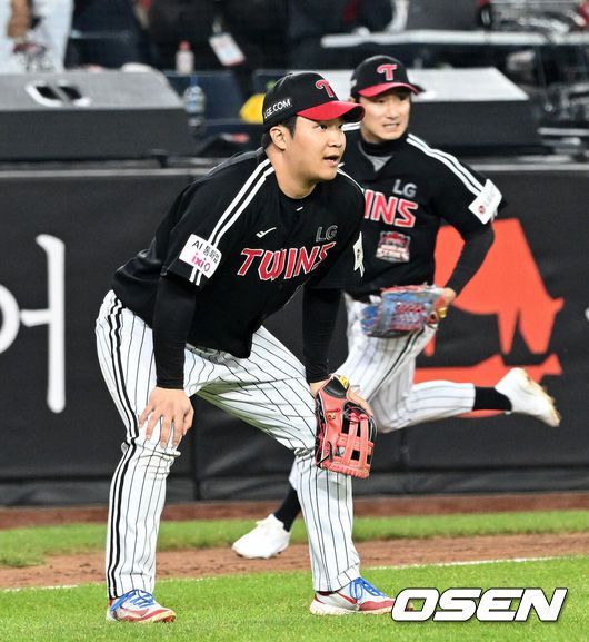 [OSEN=대전, 이대선 기자] 30일 대전 한화생명볼파크에서 2025 신한 SOL Bank KBO리그 포스트시즌 한국시리즈 4차전 한화 이글스와 LG 트윈스의 경기가 열렸다.이날 경기에 한화는 와이스를, LG는 치리노스를 선발투수로 내세웠다. 7회말 1사 1루에서 LG 문보경이 한화 손아섭의 땅볼 때 송구 실책을 하고 아쉬워하고 있다. 2025.10.30 /sunday@osen.co.kr