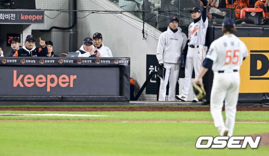 [OSEN=대전, 박준형 기자] 30일 대전 한화생명볼파크에서 2025 신한 SOL Bank KBO리그 포스트시즌 한국시리즈 4차전 한화 이글스와 LG 트윈스의 경기가 열렸다.이날 경기에 한화는 와이스를, LG는 치리노스를 선발투수로 내세웠다. 8회초 2사 이후 한화 선발투수 와이스가 교체 거부하자 양상문 코치와 김경문 감독이 투구를 지시하고 있다.   2025.10.30 / soul1014@osen.co.kr