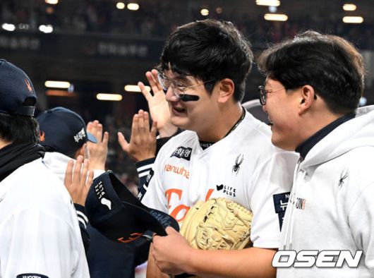 [OSEN=대전, 이대선 기자] 프로야구 한화 이글스가 극적인 역전승으로 반격에 성공했다.한화는 29일 대전 한화생명볼파크에서 열린 2025 신한 SOL뱅크 KBO 한국시리즈 3차전 LG 트윈스와의 경기에서 7-3 역전승을 거뒀다. 1차전과 2차전을 모두 내준 한화는 이날 승리로 시리즈 전적 1승 2패 추격을 시작했다.경기 종료 후 한화 김서현이 동료들과 승리의 기쁨을 나누고 있다. 2025.10.29 /sunday@osen.co.kr