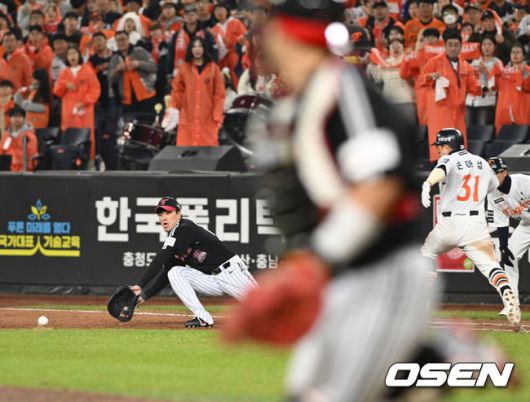 [OSEN=대전, 손용호 기자] 30일 대전 한화생명볼파크에서 2025 신한 SOL Bank KBO리그 포스트시즌 한국시리즈 4차전 한화 이글스와 LG 트윈스의 경기가 열렸다.이날 경기에 한화는 와이스를, LG는 치리노스를 선발투수로 내세웠다. 7회말 1사 1루 손아섭의 타구를 3루수 문보경이 악송구 손아섭이 세이프, 2루까지 진루했다.  2025.10.30/spjj@osen.co.kr