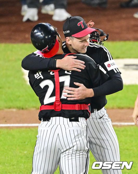 [OSEN=대전, 박준형 기자]  이변은 없었다. 2025시즌 우승팀은 무적 LG 트윈스다.프로야구 LG 트윈스는 31일 대전 한화생명볼파크에서 열린 2025 신한 SOL뱅크 KBO 한국시리즈(7전 4선승제) 한화 이글스와의 5차전에서 4-1로 승리했다.통합우승 후 LG 톨허스트와 박동원이 포옹을 하고 있다. 2025.10.31 / soul1014@osen.co.kr