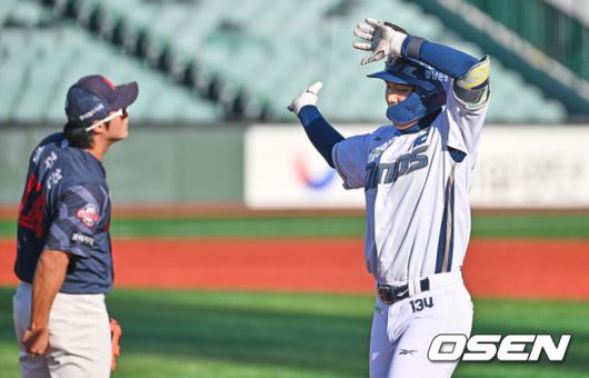 [OSEN=울산, 이석우 기자] 1일 울산 문수야구장에서 2025 울산-KBO Fall League NC 다이노스와 롯데 자이언츠의 결승 경기가 열렸다. NC 다이노스는 원종해가, 롯데 자이언츠는 정성종이 선발 출전했다. NC 다이노스 신재인이 1회말 무사 1,2루 1타점 안타를 치고 세리머니를 하고 있다. 2025.11.01 / foto0307@osen.co.kr