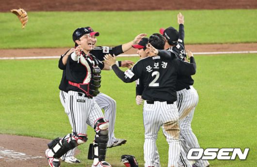 [OSEN=대전, 박준형 기자]  이변은 없었다. 2025시즌 우승팀은 무적 LG 트윈스다.프로야구 LG 트윈스는 31일 대전 한화생명볼파크에서 열린 2025 신한 SOL뱅크 KBO 한국시리즈(7전 4선승제) 한화 이글스와의 5차전에서 4-1로 승리했다.통합우승 후 LG 박동원과 유영찬, 오지환, 문보경, 구본혁이 환호하고 있다.  2025.10.31 / soul1014@osen.co.kr