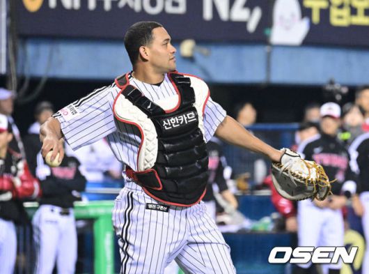 [OSEN=잠실, 최규한 기자] 2025 시즌 통합 우승을 거머쥔 LG 트윈스가 1일 오후 서울 잠실야구장에서 ‘한국시리즈 통합우승 IN 잠실' 행사를 가졌다.이날 행사에는 팬들을 위한 트로피 퍼포먼스, 선수단 그라운드 행진, 비하인드 스몰토크, 선수단 샴페인 샤워, 이벤트 매치 등 다양한 프로그램이 펼쳐졌다.팬들을 위한 이벤트 경기에서 LG 외국인 투수 치리노스가 포수로 나서 경기를 준비하고 있다. 2025.11.01 / dreamer@osen.co.kr