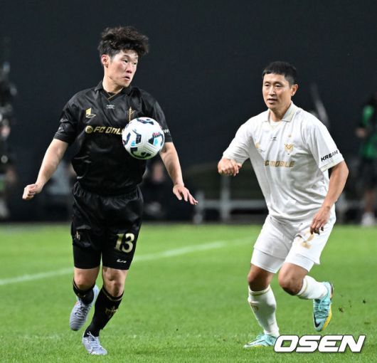 [OSEN=서울월드컵경기장, 이대선 기자] 14일 오후 서울월드컵경기장에서 '2025아이콘매치:창의 귀환,반격의 시작’ 경기가 열렸다.2025 아이콘매치는 넥슨 축구 게임 ‘FC 온라인’과 ‘FC 모바일’의 전설적 은퇴 선수들이 한국 경기장에서 펼치는 특별 경기다. 올해는 베일, 제라드, 카시야스가 새롭게 합류하고 아르센 벵거와 라파엘 베니테스 감독이 지략 대결을 펼친다.후반 스피어 박지성과 실드 이영표가 볼다툼을 하고 있다. 2025.09.14 /sunday@osen.co.kr