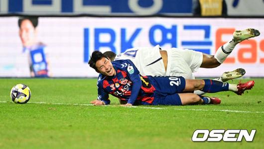 [OSEN=수원종합운동장, 조은정 기자]2일 수원종합운동장에서 하나은행 K리그1 2025 35라운드(파이널B 2라운드) 수원FC와  대구FC의 경기가 열렸다.홈팀 수원FC는 승점 38(10승 8무 16패) 10위, 원정팀 대구는 승점 28(6승 10무 18패)로 최하위 12위를 기록 중이다.후반 수원FC 이지솔이 대구FC 카이오 반칙에 넘어지고 있다. 카이오는 퇴장.  2025.11.02 /cej@osen.co.kr