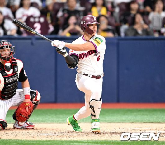 [OSEN=고척, 이대선 기자] 4회말 1사 1,2루에서 키움 송성문이 우전 적시타를 치고 있다. 2025.09.09 /sunday@osen.co.kr