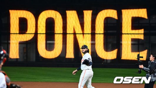 [OSEN=대전, 지형준 기자] 24일 오후 대전 한화생명볼파크에서 2025 신한 SOL Bank KBO리그 포스트시즌 플레이오프 5차전 한화 이글스와 삼성 라이온즈의 경기가 열렸다.한화는 코디 폰세, 삼성은 최원태를 선발 투수로 내세웠다.경기에 앞서 한화 폰세가 마운드에 오르고 있다. 2025.10.24 /jpnews@osen.co.kr