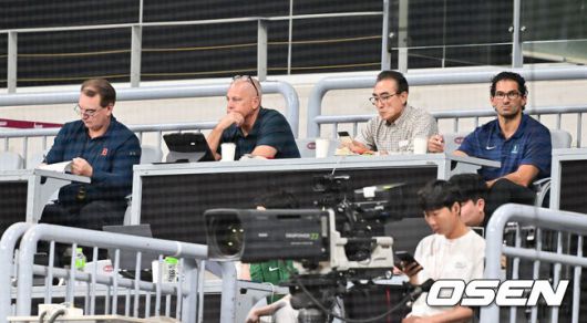 [OSEN=고척, 박준형 기자] 27일 오후 서울 고척스카이돔에서 ‘2025 신한 SOL BANK KBO리그’ 키움 히어로즈와 한화 이글스의 경기가 진행됐다. 메이저리그 스카우트들이 송성문을 지켜보고 있다.  2025.08.27 / soul1014@osen.co.kr